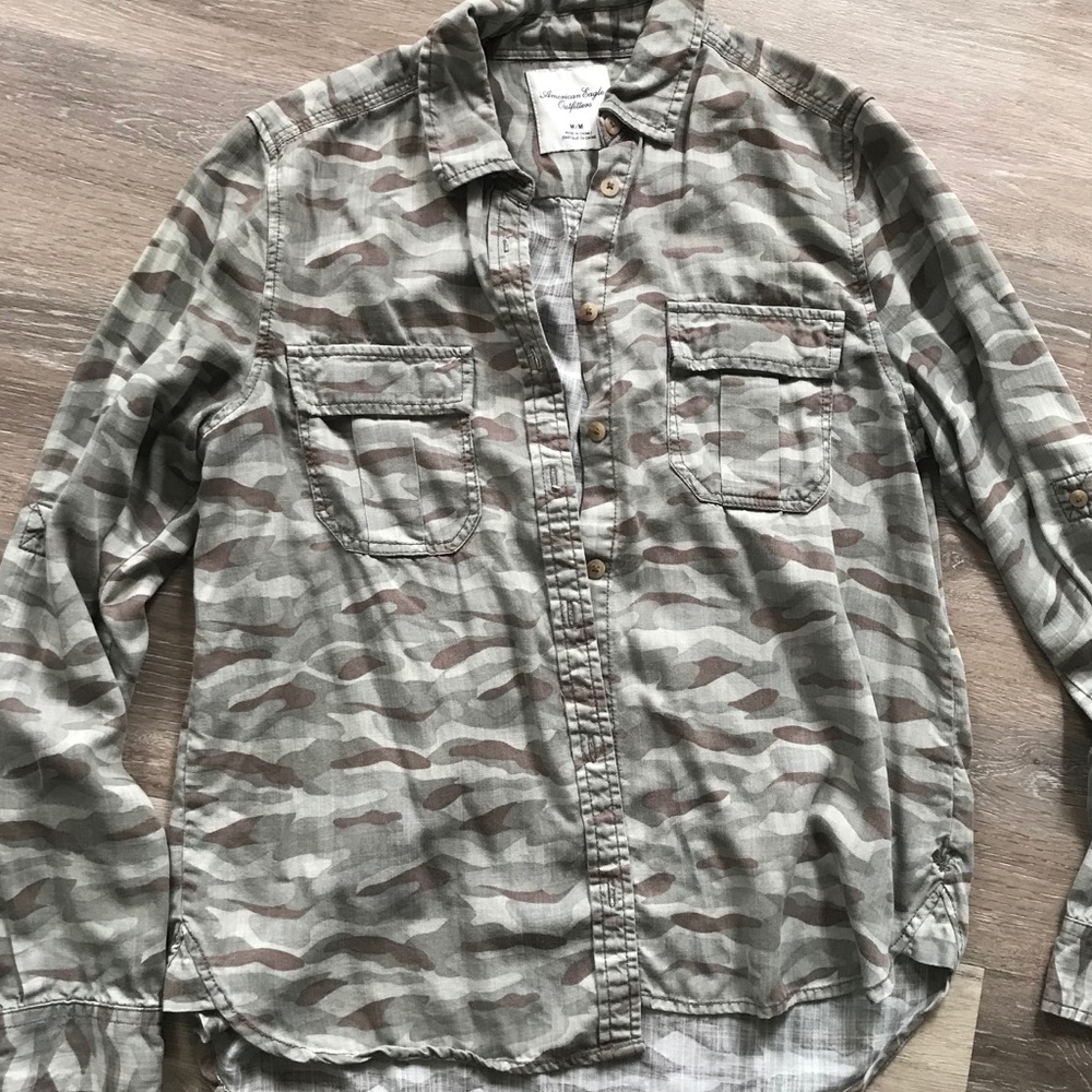 Medium American Eagle camo button up